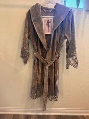 Cozy Hooded Lace-Trim Robe in Taupe
